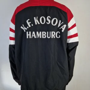 Vintage Adidas Sportanzug Blacktag Fußball K.F. Kosova Hamburg Schwarz Rot L 9
